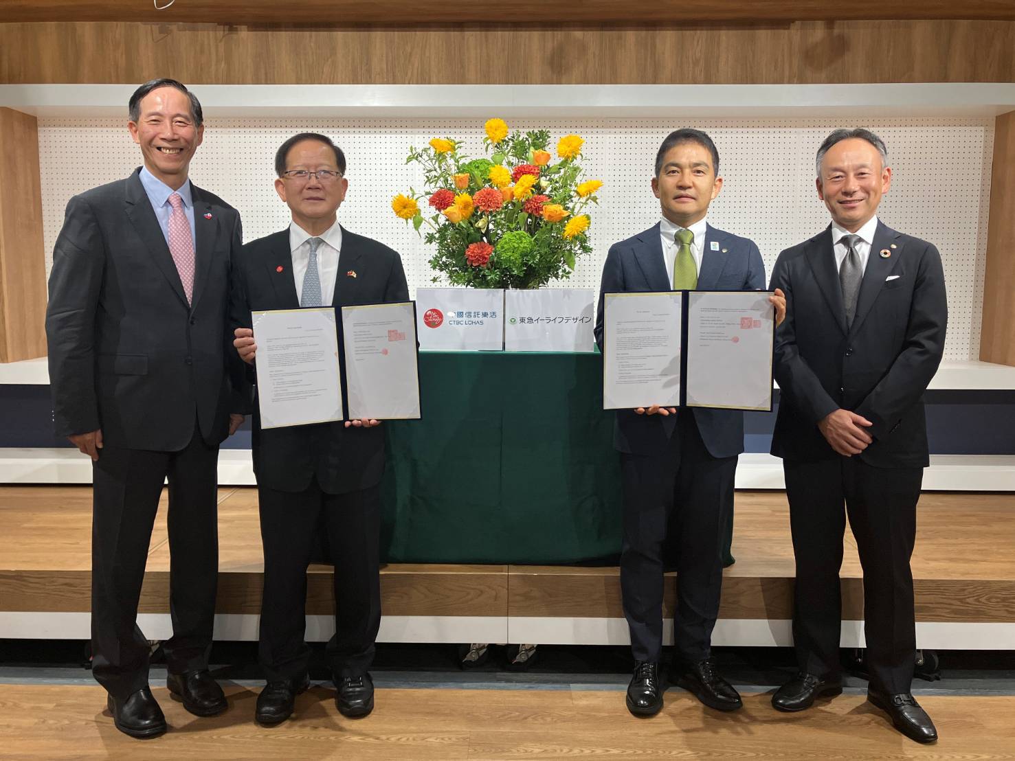 臺日合作打造養生村，由臺灣人壽莊中慶總經理（左起）、中國信託樂活董事長陳國恩、日本東急E-LIFE DESIGN代表取締役社長大柴信吾、東急不動產取締役常務執行役員丹下慎也代表簽約。（圖/臺灣人壽提供 彭可翻拍）