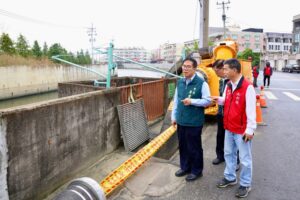 黃偉哲視察安南區六塊寮排水區抽水機組 要求確保排水系統完善作業