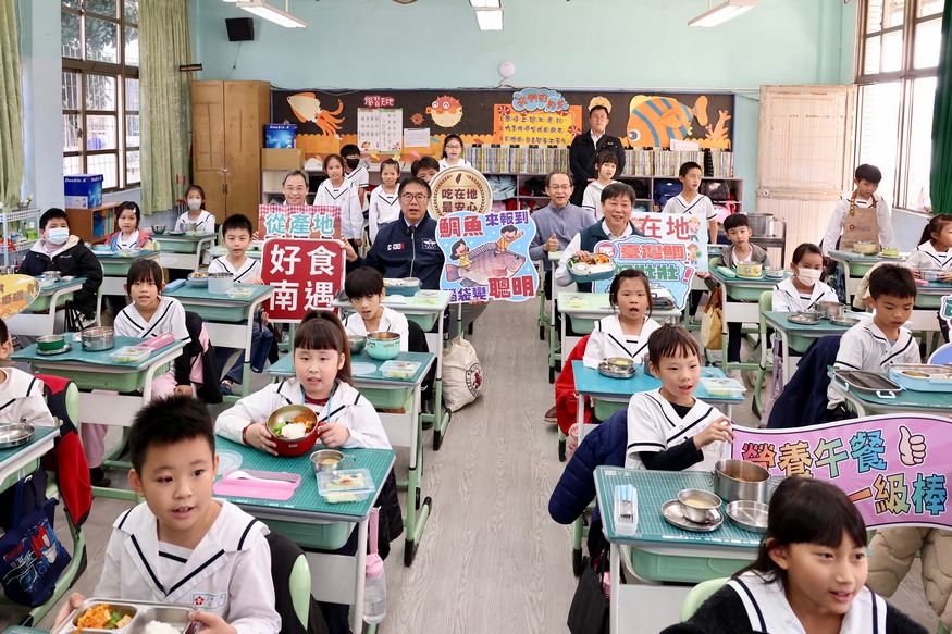 吃在地、惜食材、愛地球 黃偉哲與學童共享在地台灣鯛午餐