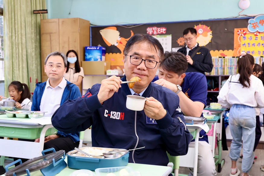 吃在地、惜食材、愛地球 黃偉哲與學童共享在地台灣鯛午餐