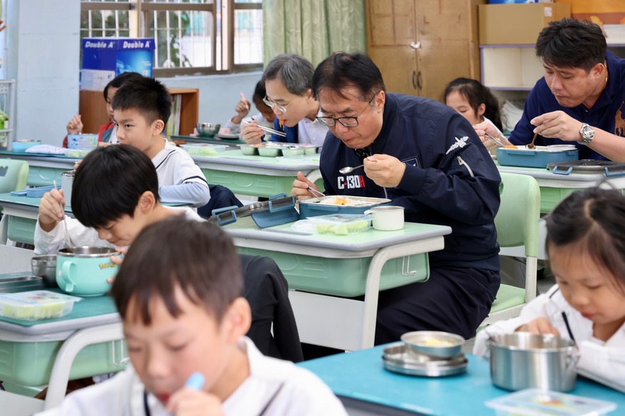 吃在地、惜食材、愛地球 黃偉哲與學童共享在地台灣鯛午餐