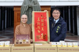 南台別院分享10萬份臘八粥 黃偉哲回贈蘭花感謝協助弱勢