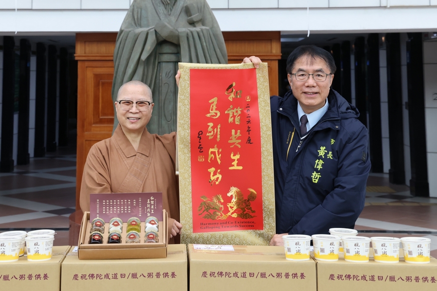 南台別院分享10萬份臘八粥 黃偉哲回贈蘭花感謝協助弱勢