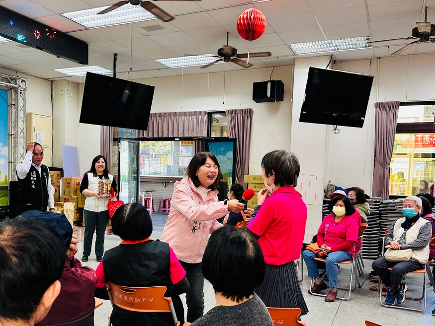 市長夫人歲末新春關懷長者，走訪關懷據點致贈「金馬伍吉」紅包，與長者同歡