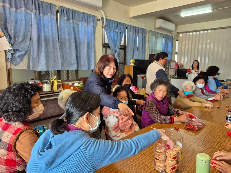 市長夫人歲末新春關懷長者，走訪關懷據點致贈「金馬伍吉」紅包，與長者同歡