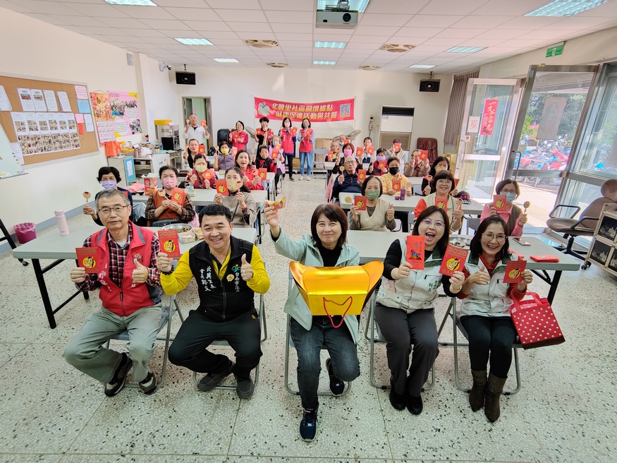 市長夫人歲末新春關懷長者，走訪關懷據點致贈「金馬伍吉」紅包，與長者同歡