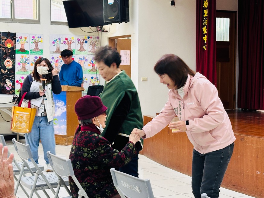市長夫人歲末新春關懷長者，走訪關懷據點致贈「金馬伍吉」紅包，與長者同歡