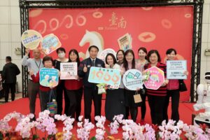 台南市政府「金馬伍吉」新春團拜 黃偉哲送「乖乖」期勉提供市民最佳服務
