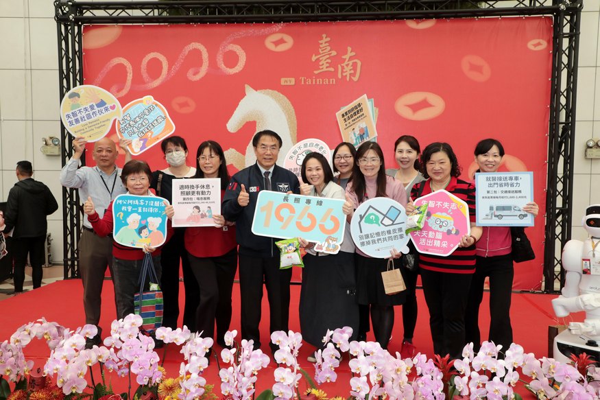 台南市政府「金馬伍吉」新春團拜 黃偉哲送「乖乖」期勉提供市民最佳服務