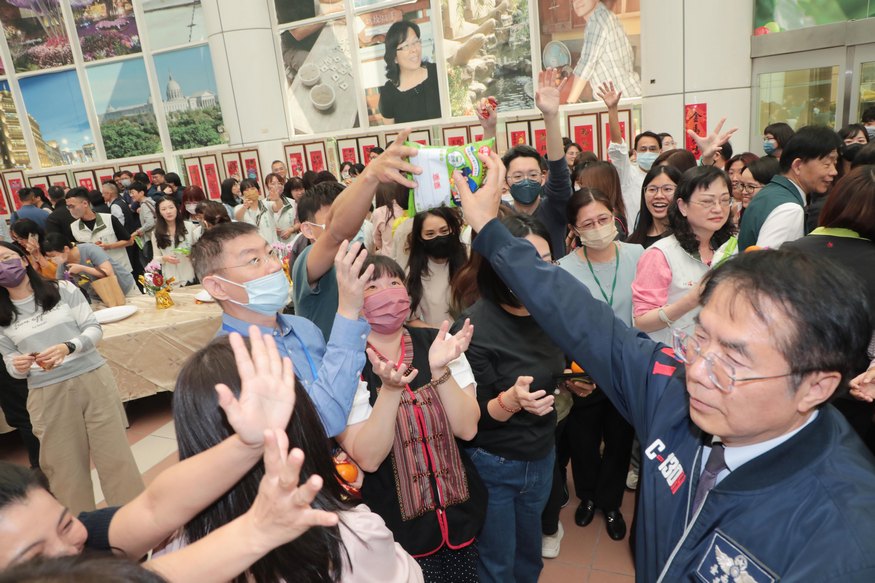台南市政府「金馬伍吉」新春團拜 黃偉哲送「乖乖」期勉提供市民最佳服務