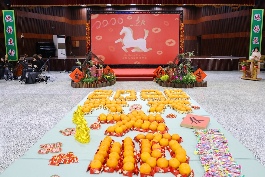 台南市政府「金馬伍吉」新春團拜 黃偉哲送「乖乖」期勉提供市民最佳服務