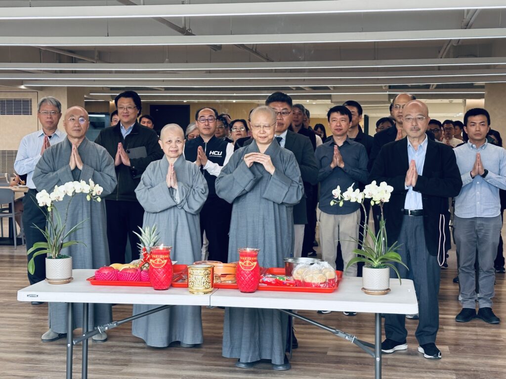 圖2：由玄奘大學董事長性廣法師、校長簡紹琦率領全校師長及行政主管同仁，依循傳統禮_