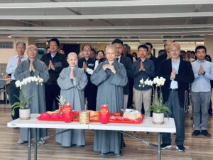 圖2：由玄奘大學董事長性廣法師、校長簡紹琦率領全校師長及行政主管同仁，依循傳統禮_