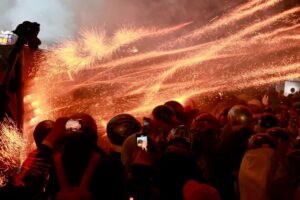 民政局於今(11)日市政會議專案報告鹽水蜂炮整備情形，並表示將落實主辦單位遵守「輔導鹽水蜂炮活動作業要點」(圖為鹽水蜂炮歷史照片)