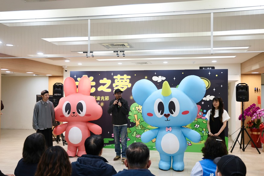 用光影藝術點亮新營天鵝湖 黃偉哲邀親子同遊「2026新營波光節」