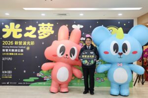 用光影藝術點亮新營天鵝湖 黃偉哲邀親子同遊「2026新營波光節」