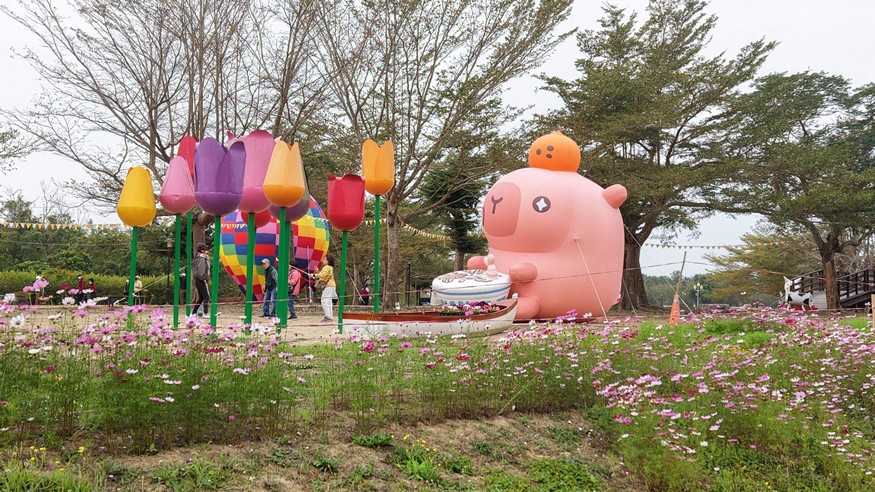 水豚寶寶「糯米」報到 萌翻安平 228連假來臺南看水豚、跟卡比胖拉拍照、拿限定小提燈