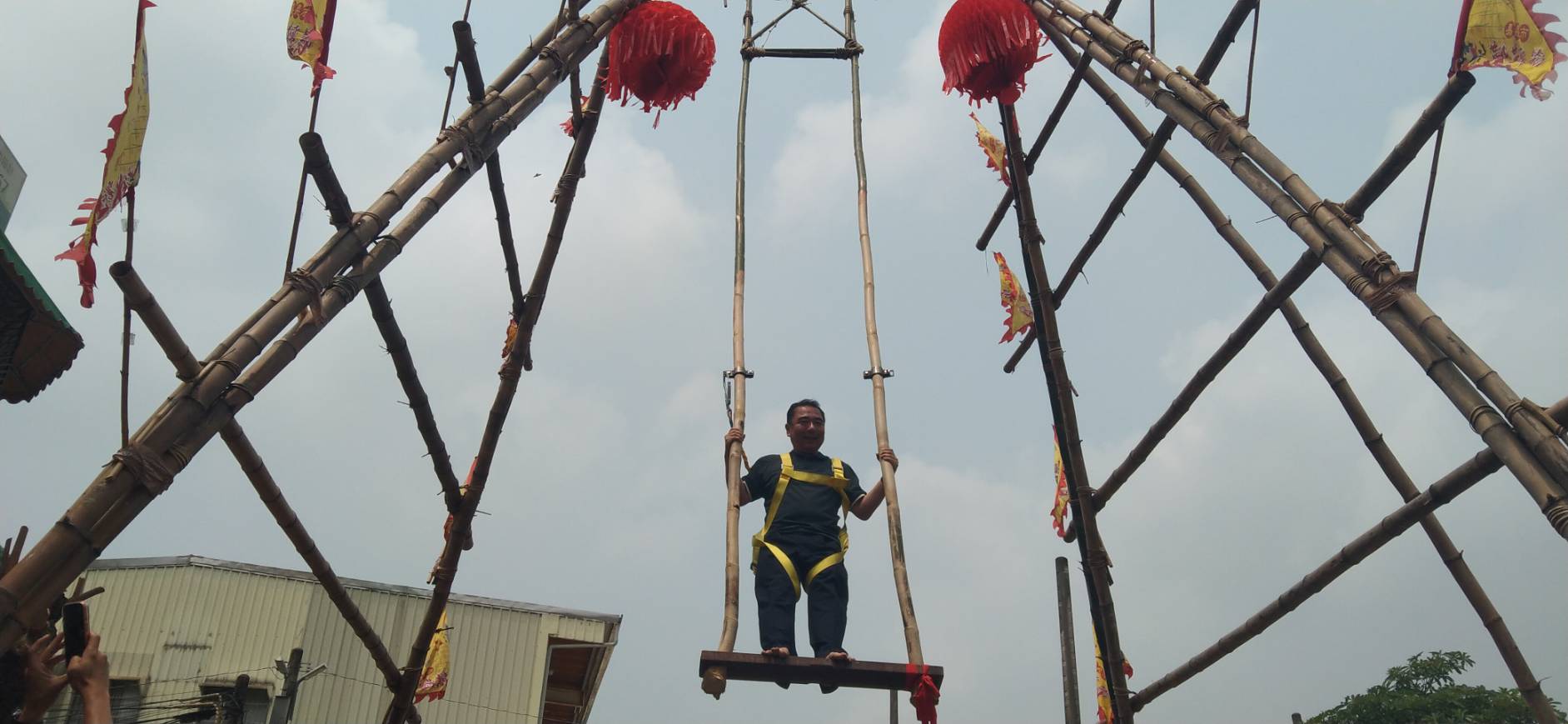 遠藤洋路教育長親自體驗高空盪鞦韆