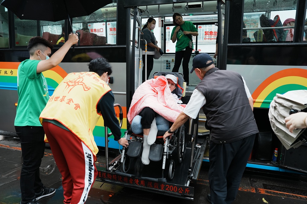 搭乘遊覽車