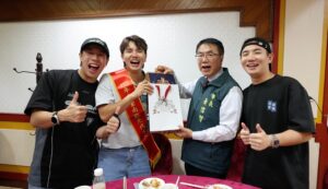 星馬百萬網紅常勇臺南踩線拍攝 黃偉哲市長授值星帶攜手推廣府城魅力